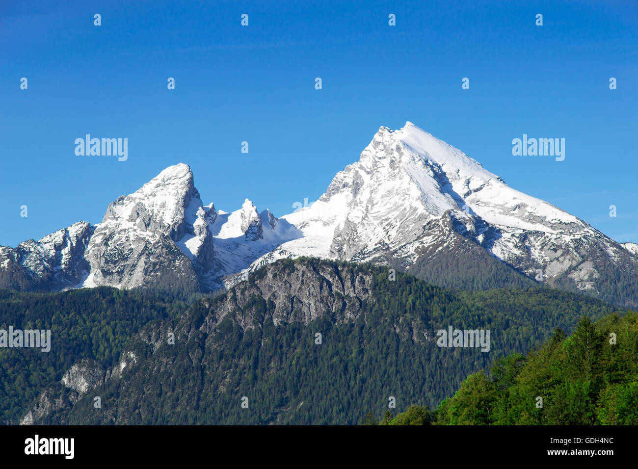 Top schneebedeckte Berggipfel des Watzmann Berg Ridge in Bayerische Alpen Stockfoto