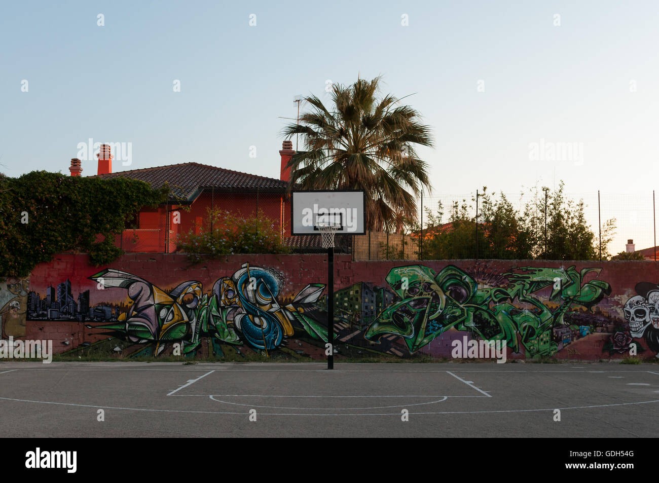 Basketballplatz Stadt bei Sonnenuntergang Stockfoto