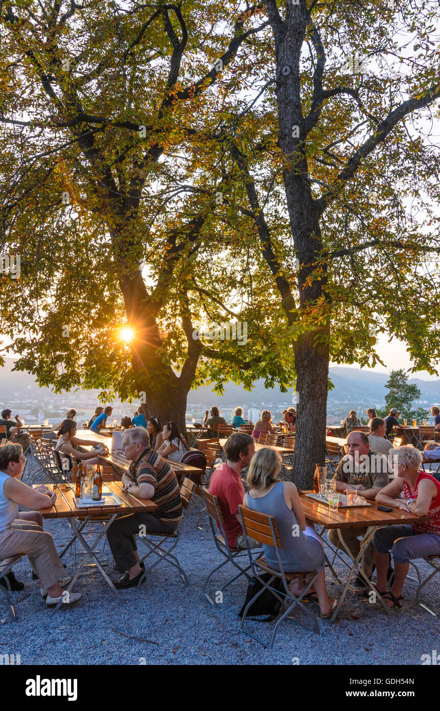 Graz: Biergarten auf dem Burgberg bei Sonnenuntergang, Region Graz, Steiermark, Steiermark, Österreich Stockfoto
