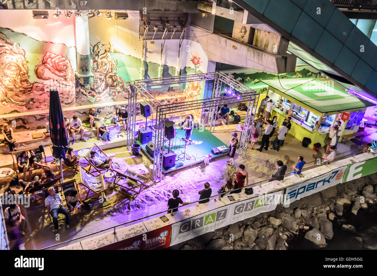 Graz: Stadtstrand am Fluss Mur, Musikshow, Region Graz, Steiermark, Steiermark, Österreich Stockfoto