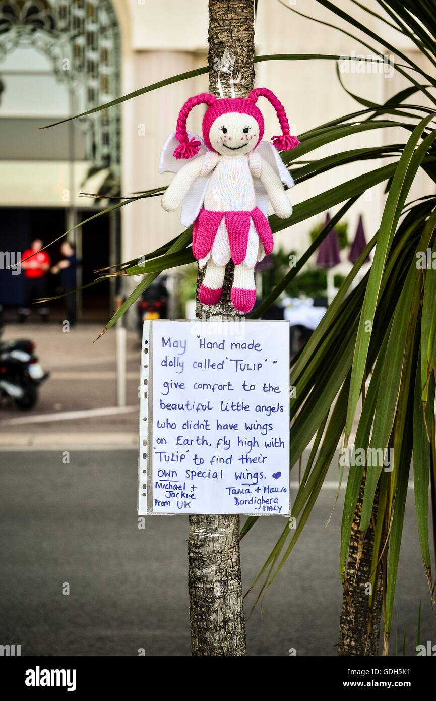 Eine Hommage, platziert an der Promenade des Anglais, Nizza, als französische Detektive werden versuchen, die Umstände zusammenzusetzen, die mindestens 84 Tote Links und Noten nach einem Terroristen absichtlich verletzt fuhr einen LKW in Meuterei auf der feiernden vor wird in eine Pattsituation mit bewaffneten Polizisten tödlich verwundet. Stockfoto