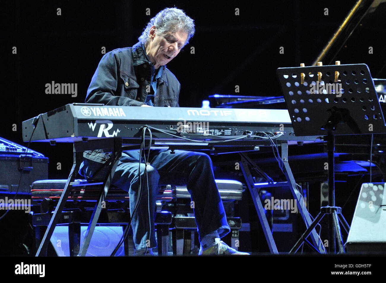 Chick Corea während des Konzerts, zählt er die Welt des jazz Giants, eine wahre Legende von Klavier und Keyboards, mit mehr als 50 Grammy Award Nominierungen, darunter 16 gewann in seiner Karriere und einer riesigen Plattenproduktion. Und heute Abend um 21 Uhr wird im Konzert in Neapel, Arena Flegrea, für ein besonderes Ereignis mit einer Band, die von Superstar Kenny Garrett, Saxophon, Wallace Roney, Trompete, Christian McBride, Bass, Marcus Gilmore. Die Veranstaltung trägt den Titel Chick Corea 75th Birthday Celebration. Hommage an die Helden, weil der jazz Master 75 Jahre kamen und mit dieser Tournèee und ein Tribut zu feiern wollte Stockfoto