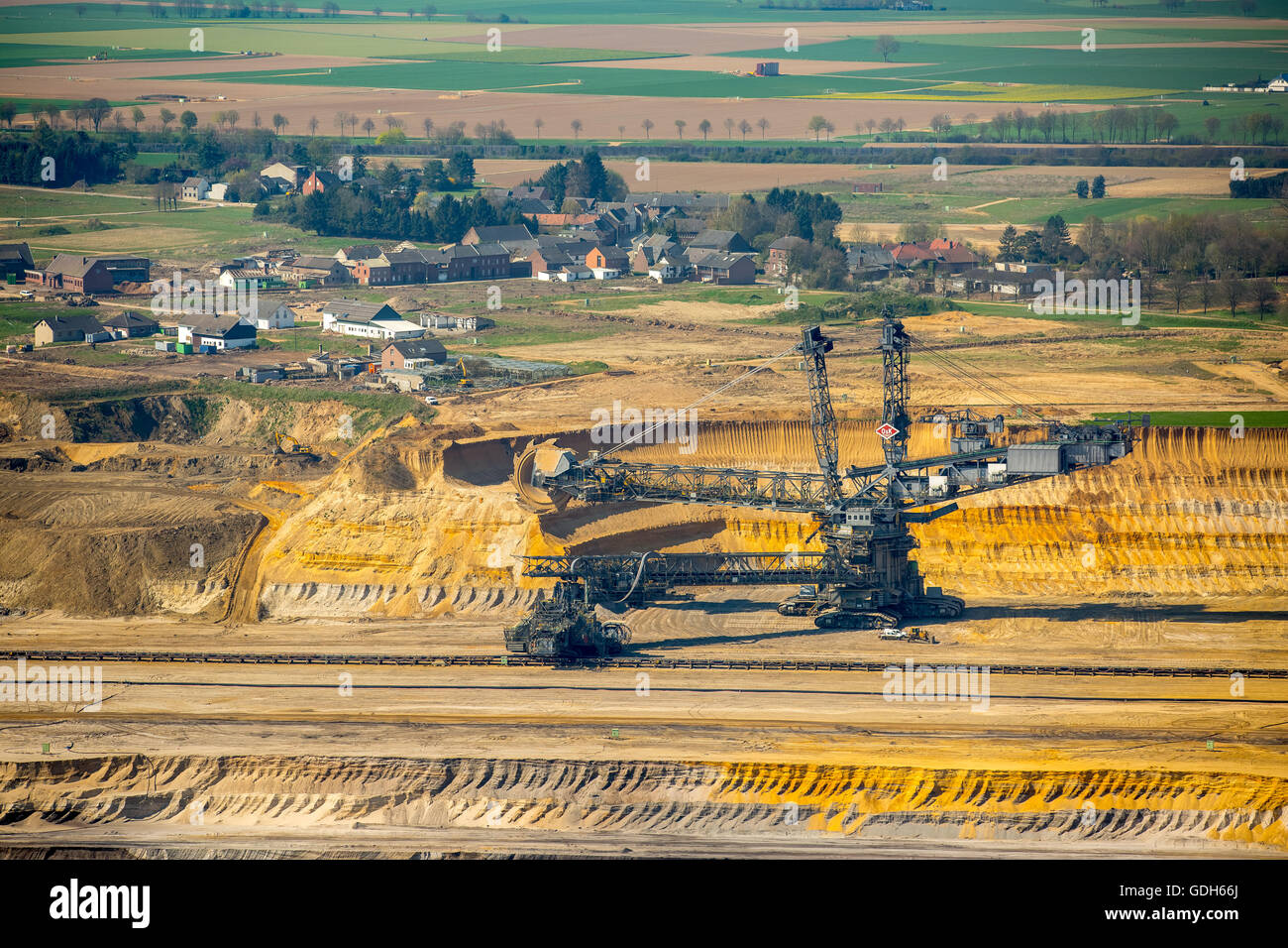 Luftaufnahme, Kohle Bagger vor der zerstörten Borschemich Bezirk, Zeche Garzweiler, Erkelenz, Niederrhein Stockfoto