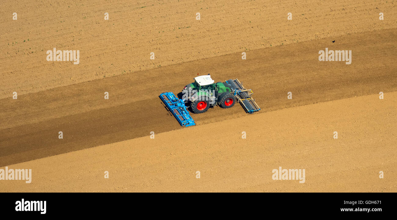 Luftaufnahme, Traktor in einem Feld, Ackerland, Eggen und Aussaat, Baesweiler, Niederrhein, Nordrhein-Westfalen, Deutschland Stockfoto