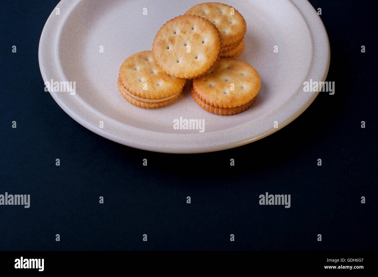 Käseplätzchen mit Erdnussbutter Creme auf einem Ton-Platte. Stockfoto