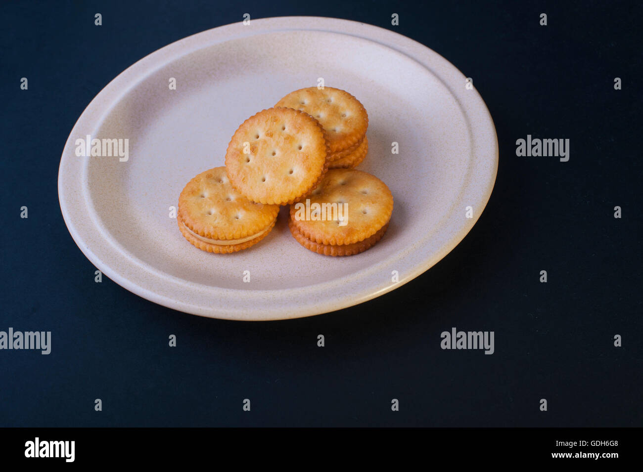 Käseplätzchen mit Erdnussbutter Creme auf einem Ton-Platte. Stockfoto