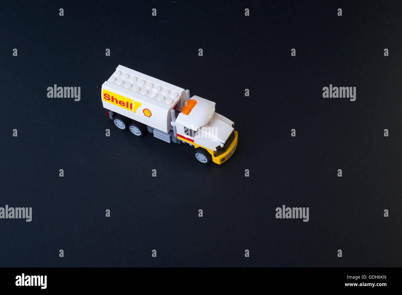 KUALA LUMPUR, MALAYSIA - 15. MAI 2016; Mini-Shell Tanker von Lego. Shell, ist ein britisch-niederländischen multinationalen Öl- und Gasindustrie Firma hea Stockfoto