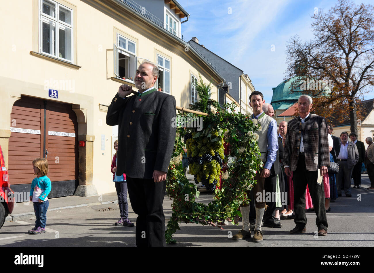 : Stift Klosterneuburg Klosterneuburg: Prozession auf Trauben Krone Festival aus der Stiftskirche zu Rathausplatz, Gra Stockfoto