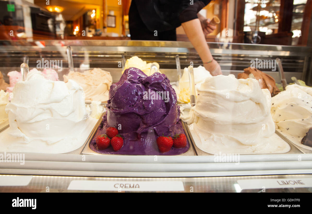 Nahaufnahme von leckeren Erdbeer Eis Stockfoto