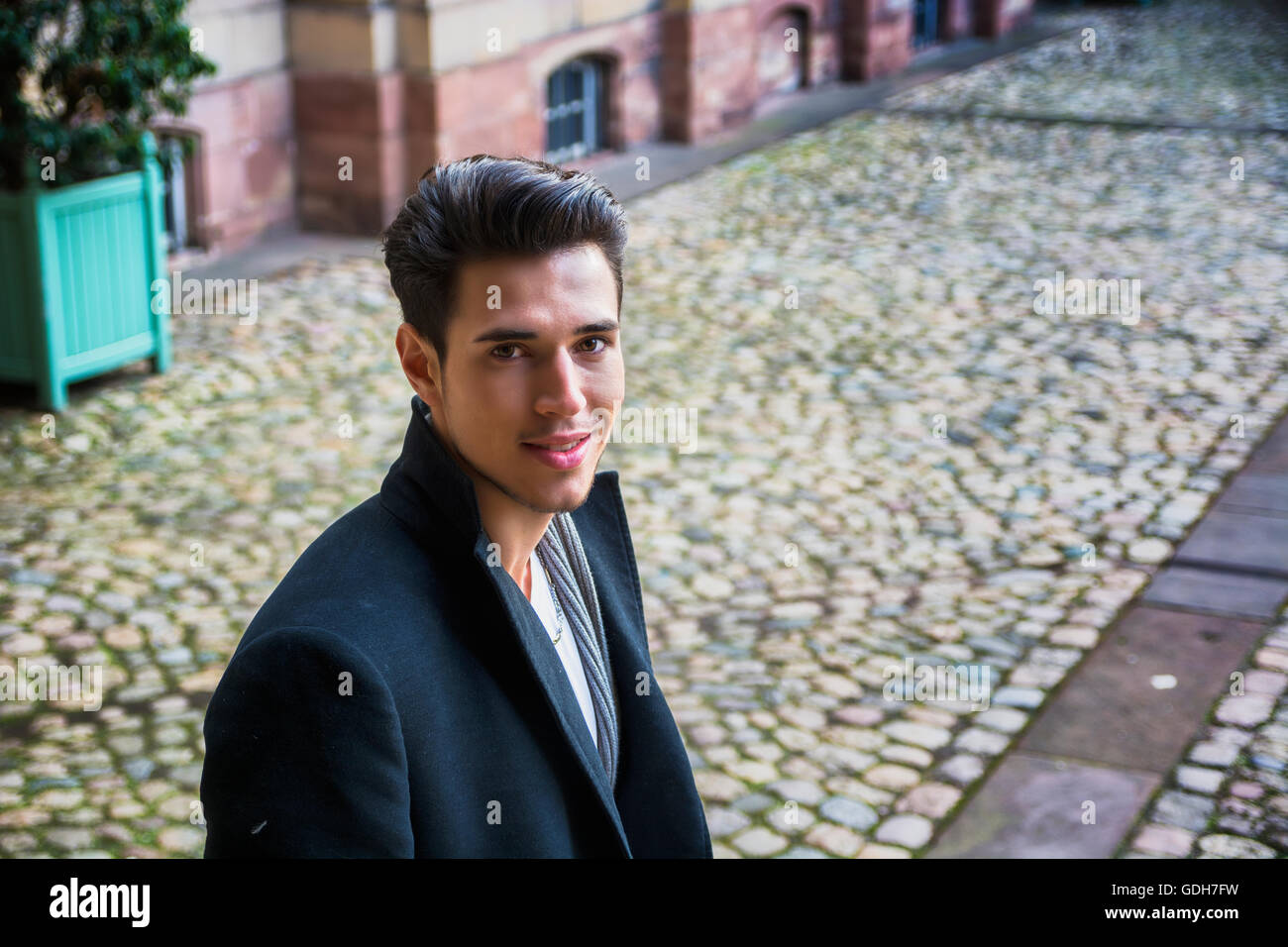 Hübscher junger Mann in Stadtstraße, Blick auf die Kamera zu Lächeln Stockfoto