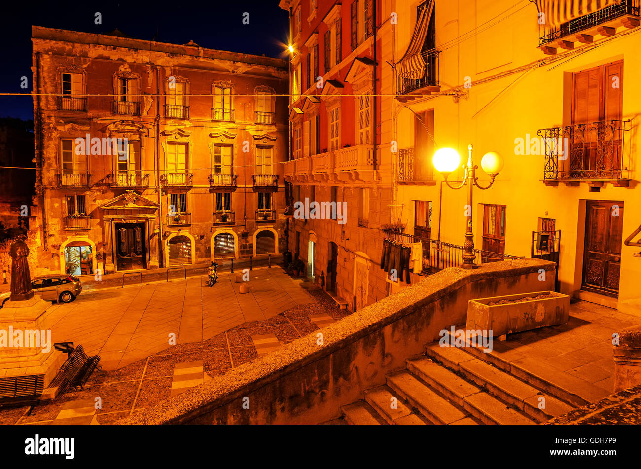 Cagliari, Insel Sardinien, Italien: Altstadt bei Nacht Stockfoto
