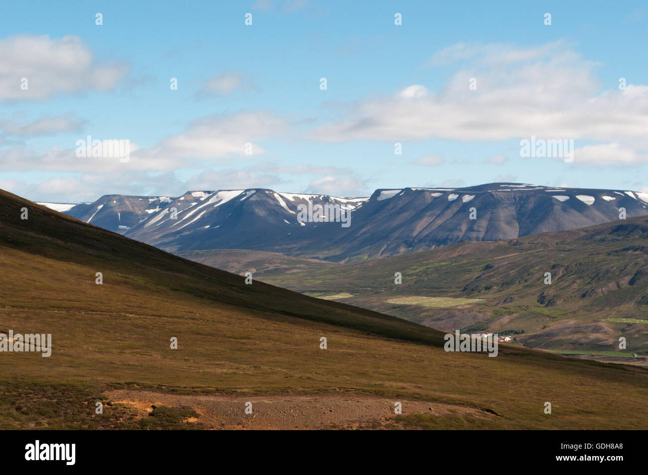 Island, Europa: Ansicht der isländischen Landschaft, weltweit einzigartig, mit Berge und Wolken Stockfoto