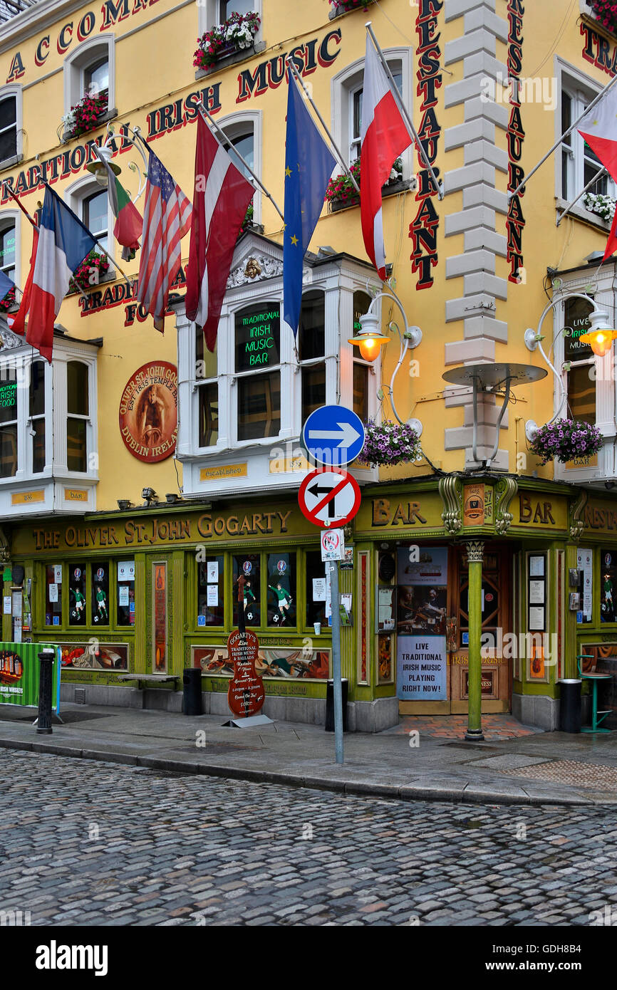 Traditionelles irisches Pub "Oliver St. John Gogarty" in der Temple Bar Gegend von Dublin in Irland. Stockfoto