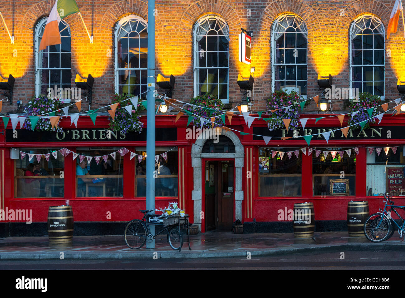 O'Briens öffentlichen Haus "Der Fährmann" im Bereich "Dockland" von der Stadt Dublin in Irland. Stockfoto