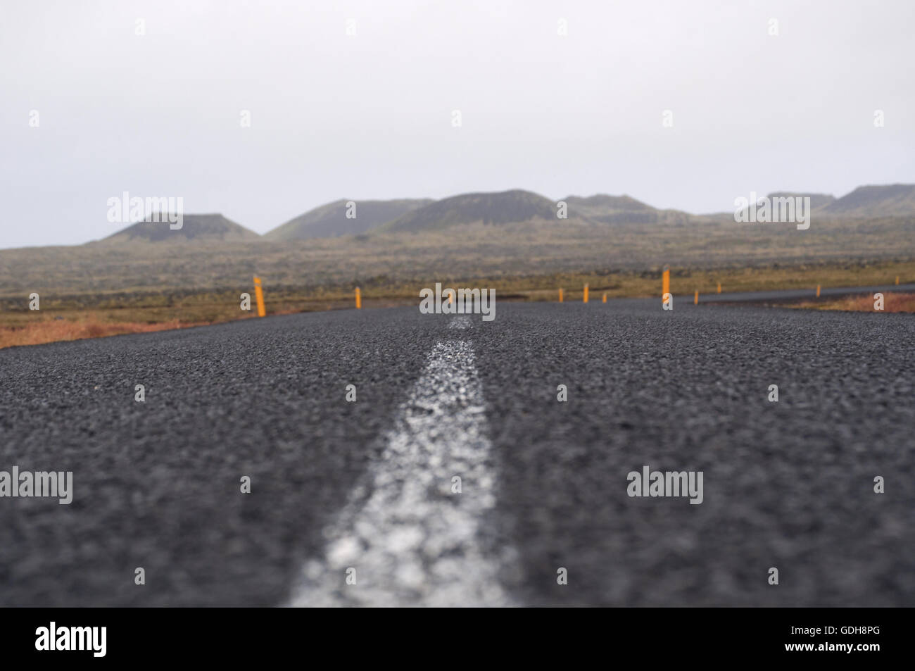 Island: Ein Blick auf die isländische Landschaft aus dem Asphalt auf der Straße in die Halbinsel Snaefellsnes, Western Island gesehen, namens Island in Miniatur Stockfoto
