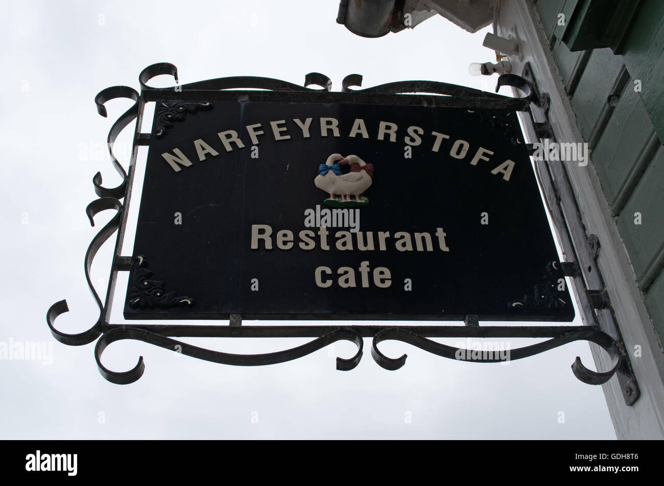 Island: das Schmiedeeisen Zeichen des Narfeyrarstofa, ein Restaurant in der Nähe des Hafens in der Fischerei Stadt von Stykkisholmur Stockfoto