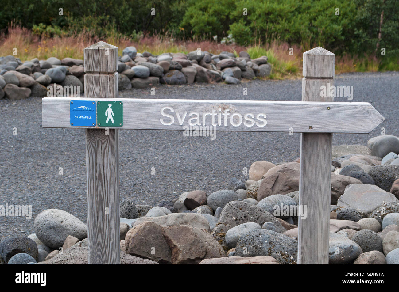 Island: Holzschild zum Svartifoss Wasserfall, schwarz Herbst, ein Wasserfall in Skaftafell umgeben von dunklen Lava Spalten Stockfoto