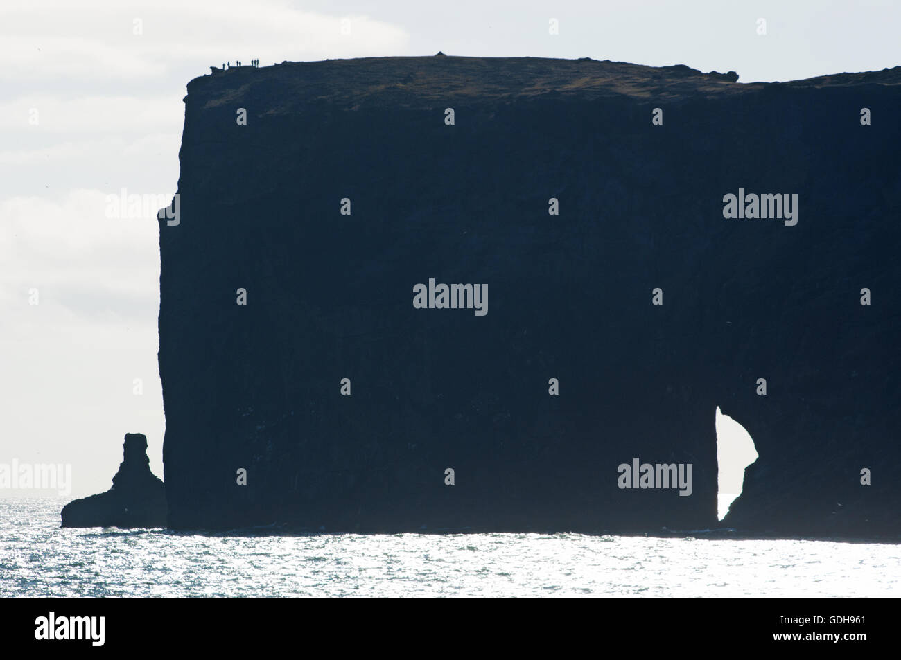 Island, Europa: Der schwarze Bogen von Lava von Dyrholaey im Meer, auf der Landzunge von Dyrholaey in der Nähe der südlichsten Dorf Vik i Myrdal Stockfoto
