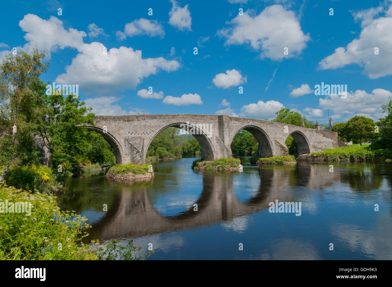 Alten Stirling Brücke über den Fluss Forth Stirling Schottland Website der Schlacht von Stirling Bridge mit Wallace Monument im Hintergrund Schottland Stockfoto