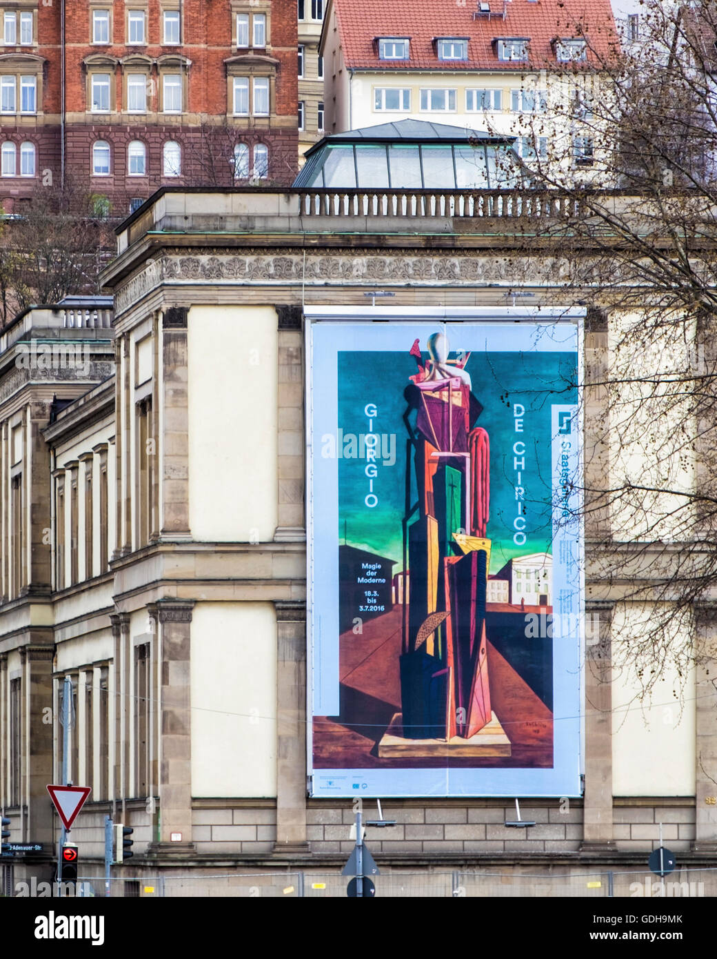 Staatsgalerie Stuttgart, moderne Galerie Gebäude außen mit Giorgio de Chirico Wandbild Kunstwerk Plakat Stockfoto