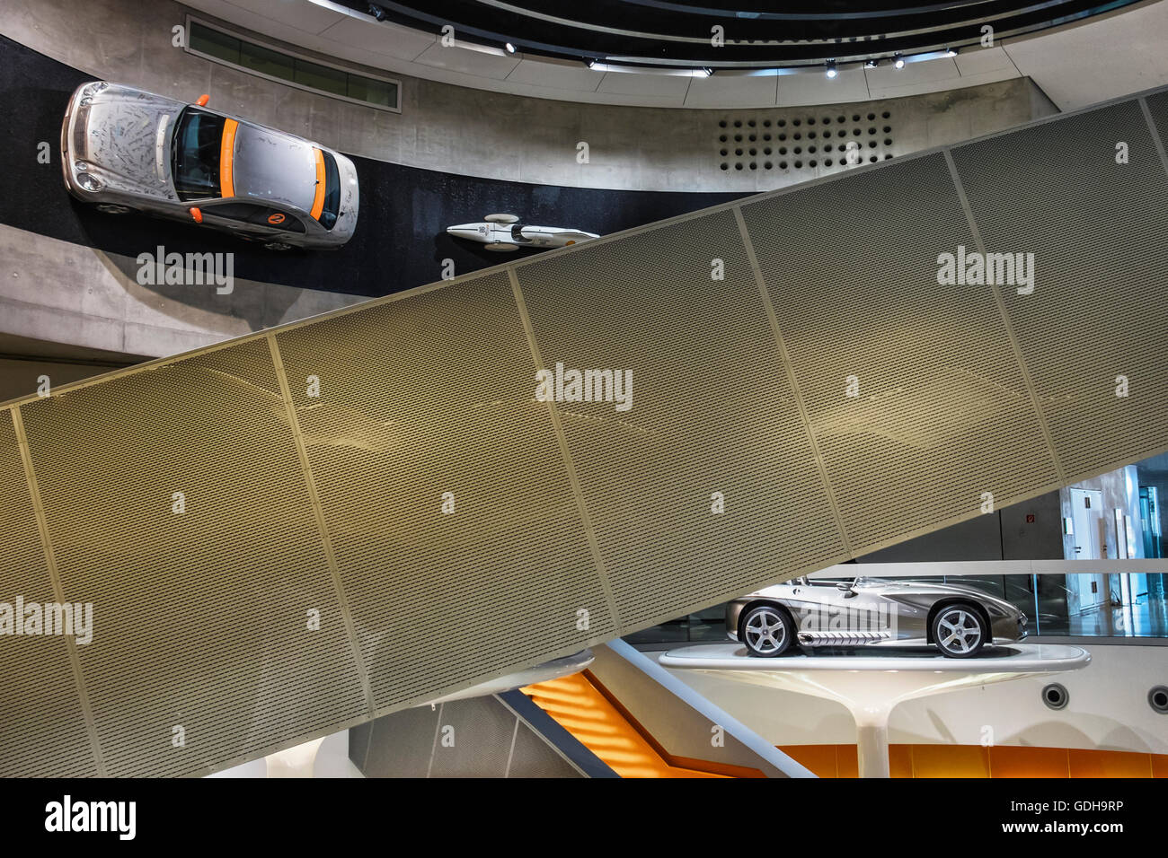 Mercedes-Benz Museum innen, Stuttgart, Deutschland. Anzeige der Oldtimer im Museum für moderne Stockfoto