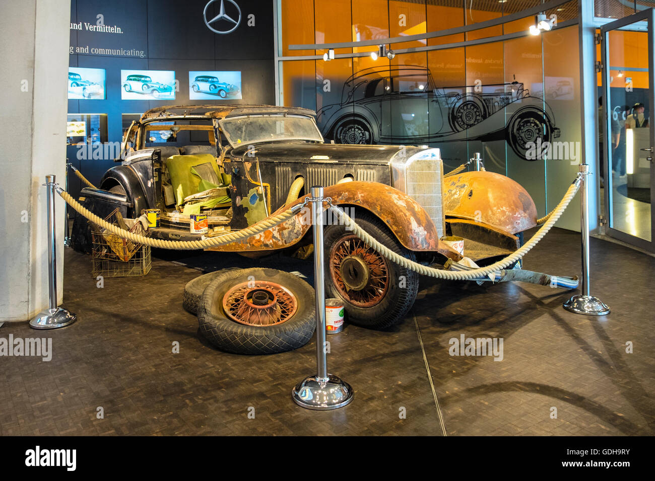 Mercedes-Benz Museum, Stuttgart, Deutschland. Unrestaurierten 1935 Mercedes-Benz 500 K Cabrio B Stockfoto
