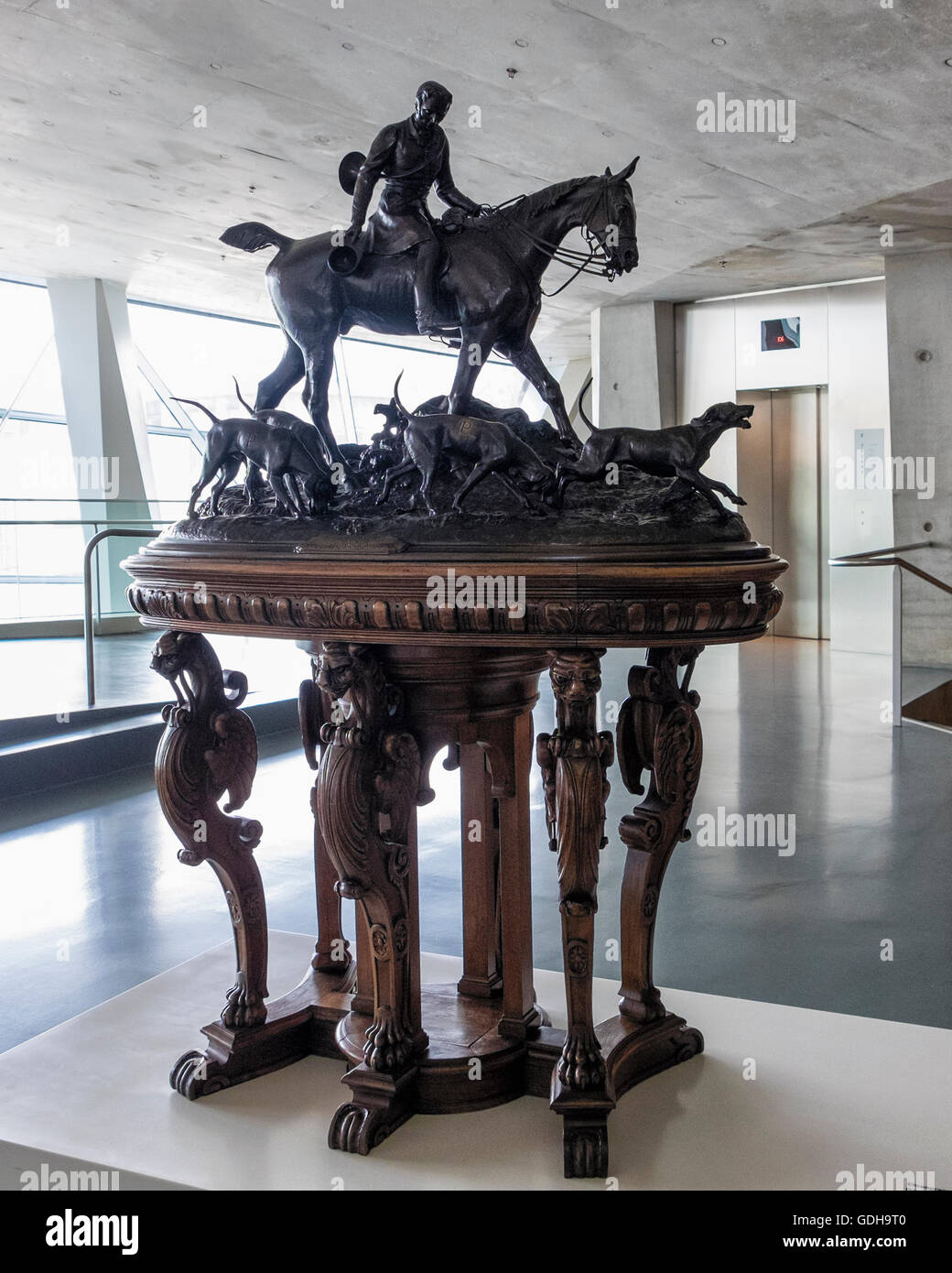 Mercedes-Benz Museum innen, Stuttgart, Deutschland. Trophäe, Bayerischen Automobil-Preis für die 1909 Prinz-Heinrich-Rallye Stockfoto