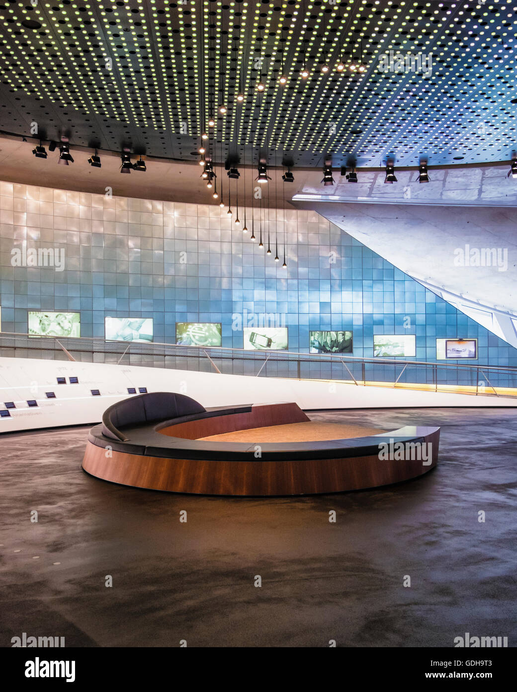 Mercedes-Benz Museum, Stuttgart, Deutschland, elegantes modernes Design des Museums Stockfoto