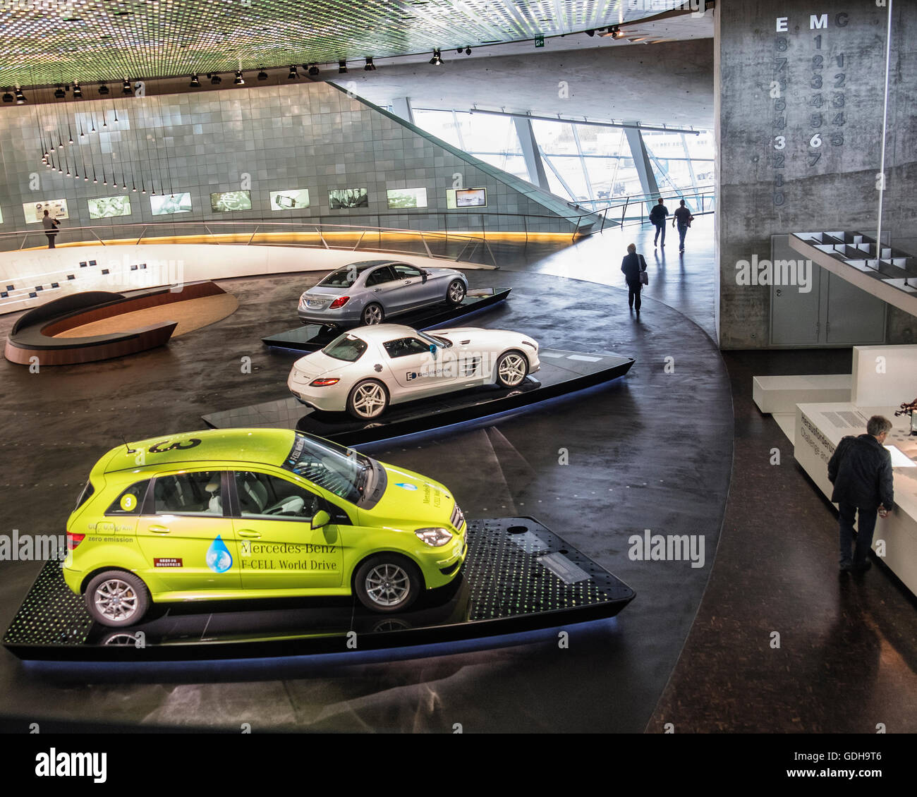 Mercedes-Benz Museum Innenraum, Stuttgart, Deutschland, moderne elektrische Null-Emissions-Auto-Display Stockfoto