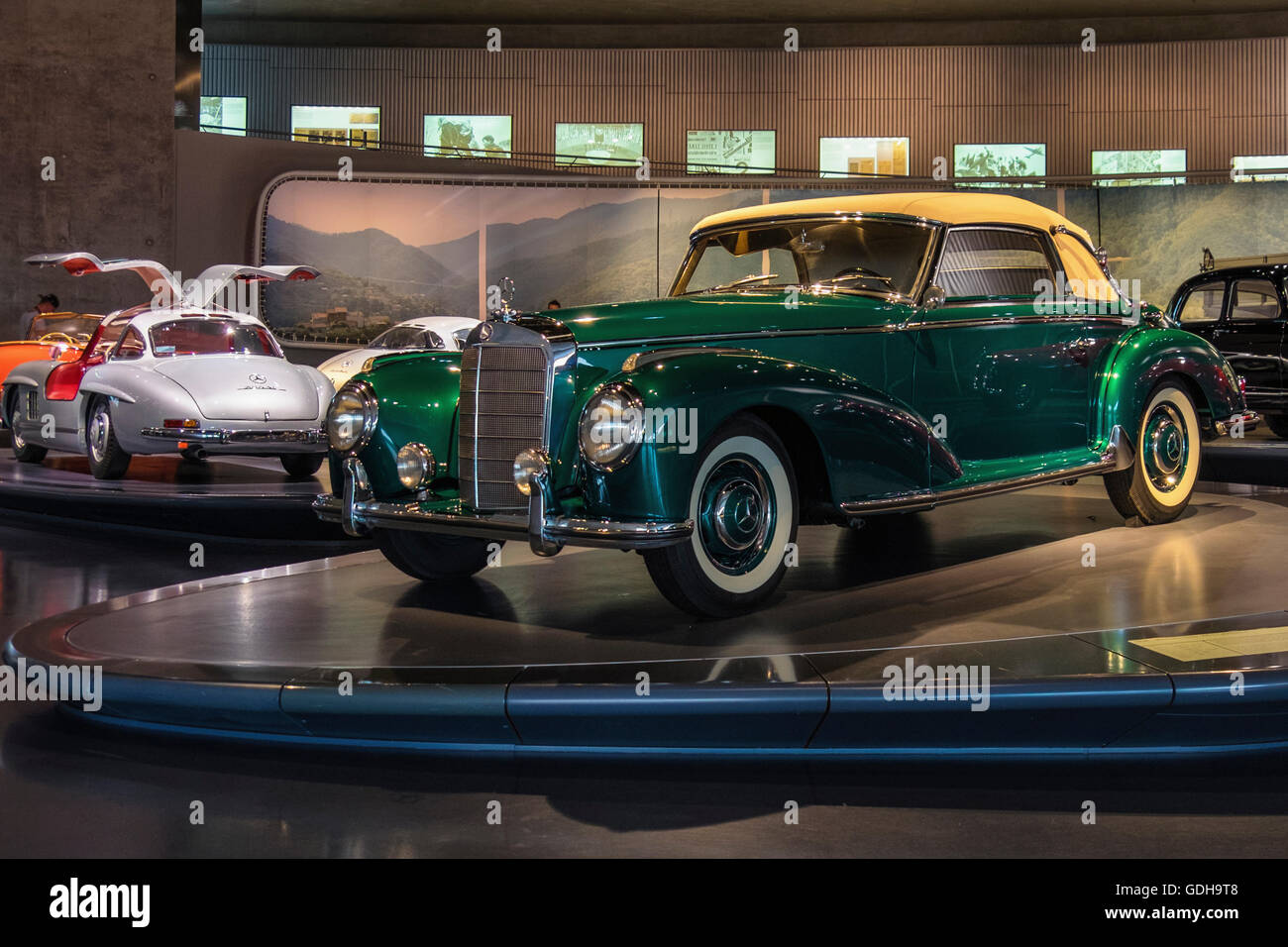 Mercedes-Benz Museum, Stuttgart, Deutschland. 1951 Mercedes-Benz 300 S Cabriolet A & 1955 Mercedes Benz 300 SL Coupé Flügeltürer. Stockfoto