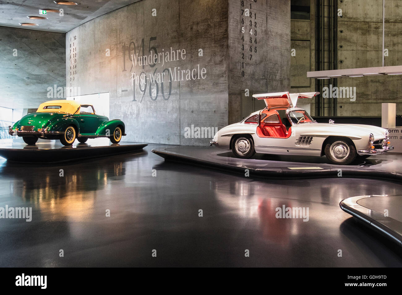 Mercedes-Benz Museum, Stuttgart, Deutschland. 1951 Mercedes-Benz 300 S Cabriolet A & 1955 Mercedes Benz 300 SL Coupé Flügeltürer. Stockfoto