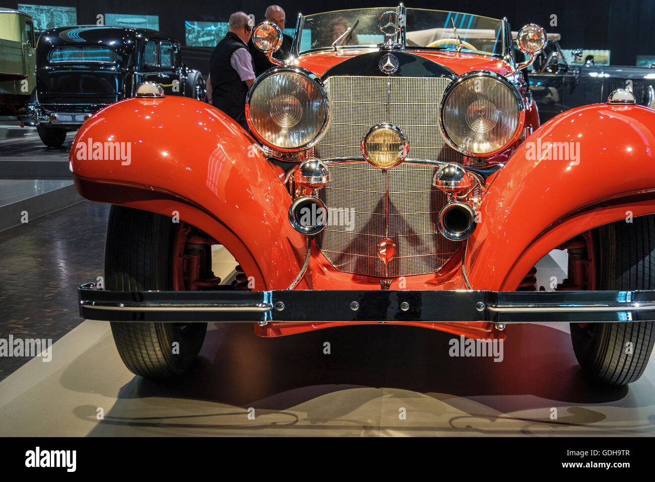 Mercedes-Benz Museum innen, Stuttgart, Deutschland. Grill, Scheinwerfer, Abzeichen und das Logo der alten Oldtimer Stockfoto