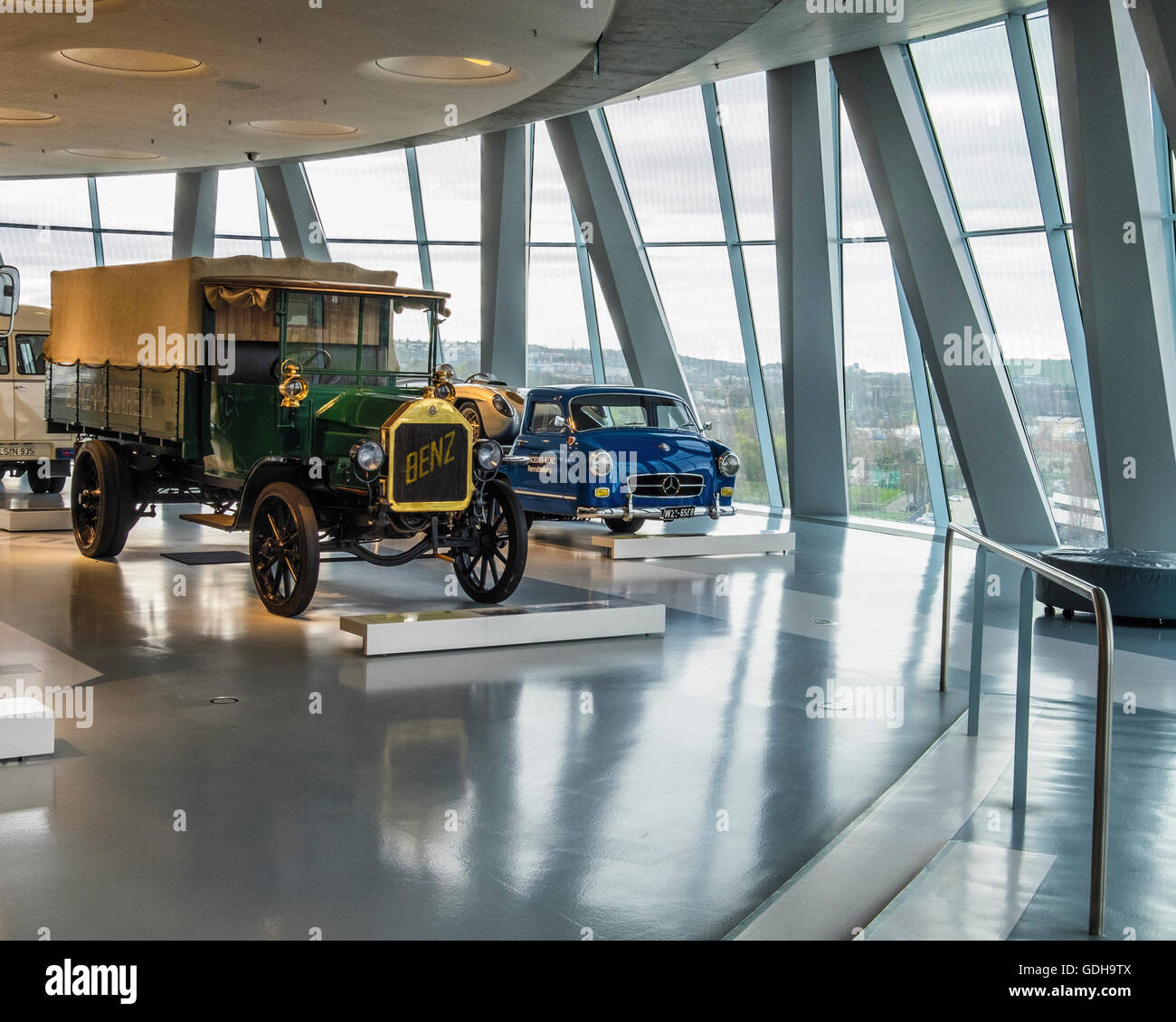 Mercedes-Benz Museum innen, Stuttgart, Deutschland-Anzeige von Oldtimer-Fahrzeugen. Alter Lkw und Rennsport Autotransporter Stockfoto