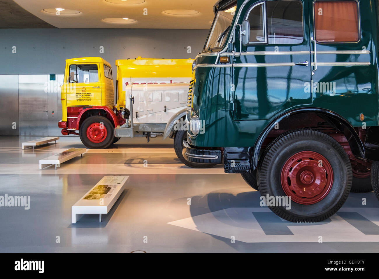 Mercedes-Benz Museum, Stuttgart, Deutschland alte Oldtimer Lastwagen auf dem display Stockfoto