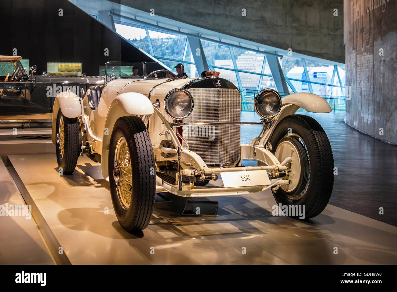 Mercedes-Benz Museum innen, Stuttgart, Deutschland. 1927 Mercedes-Benz SSK-Oldtimer Stockfoto