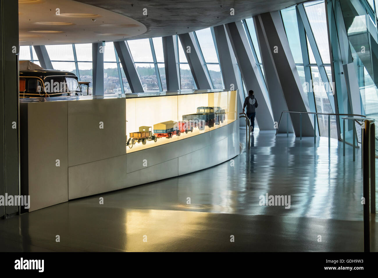 Mercedes-Benz Museum, Stuttgart, Deutschland - Spielzeug-Modellautos in Vitrine Stockfoto
