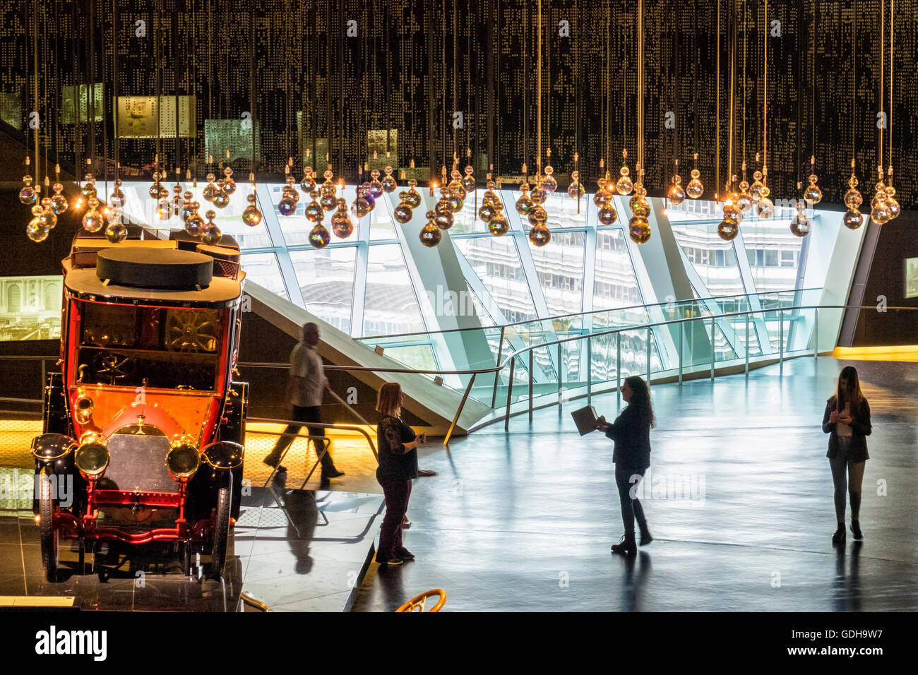 Mercedes-Benz Museum innen, Stuttgart, Deutschland. Leute betrachten alte Oldtimer Oldtimer-Anzeige Stockfoto