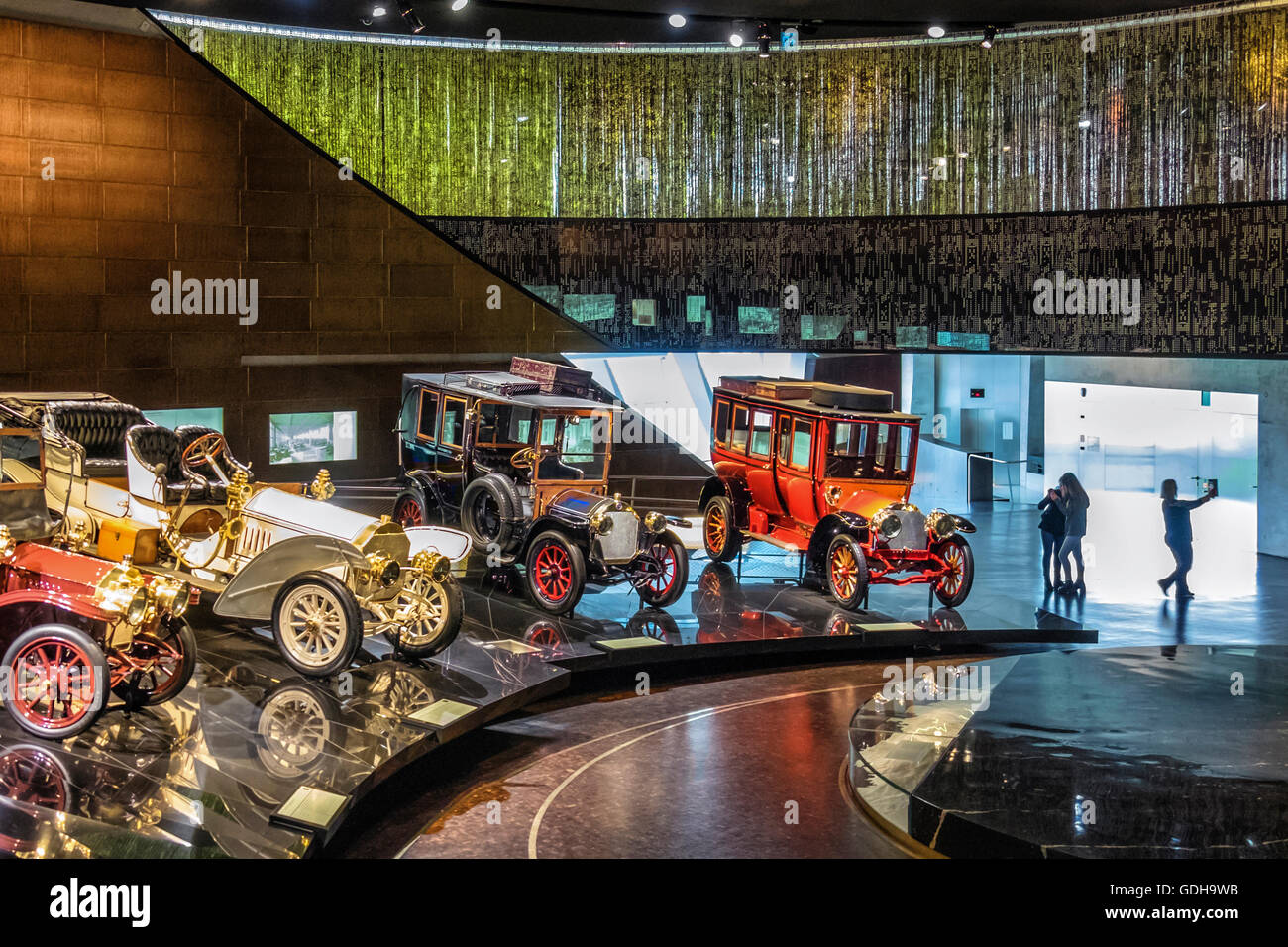 Mercedes-Benz Museum innen, Stuttgart, Deutschland. Alten Oldtimer Oldtimer-Anzeige Stockfoto