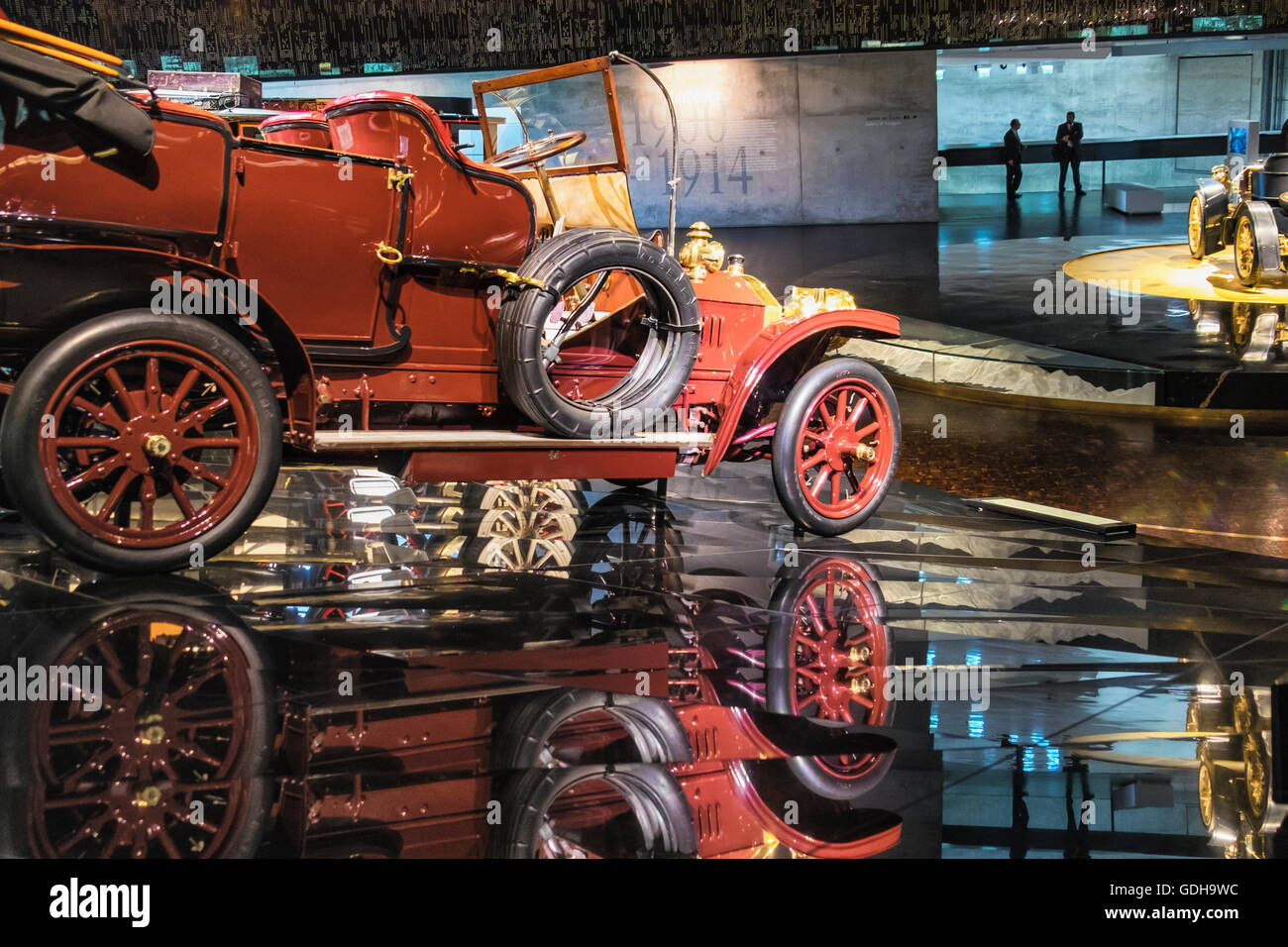 Mercedes-Benz Museum innen, Stuttgart, Deutschland. 1903-18 PS Benz Double Phaeton veteran Fahrzeug in Oldtimer anzeigen Stockfoto