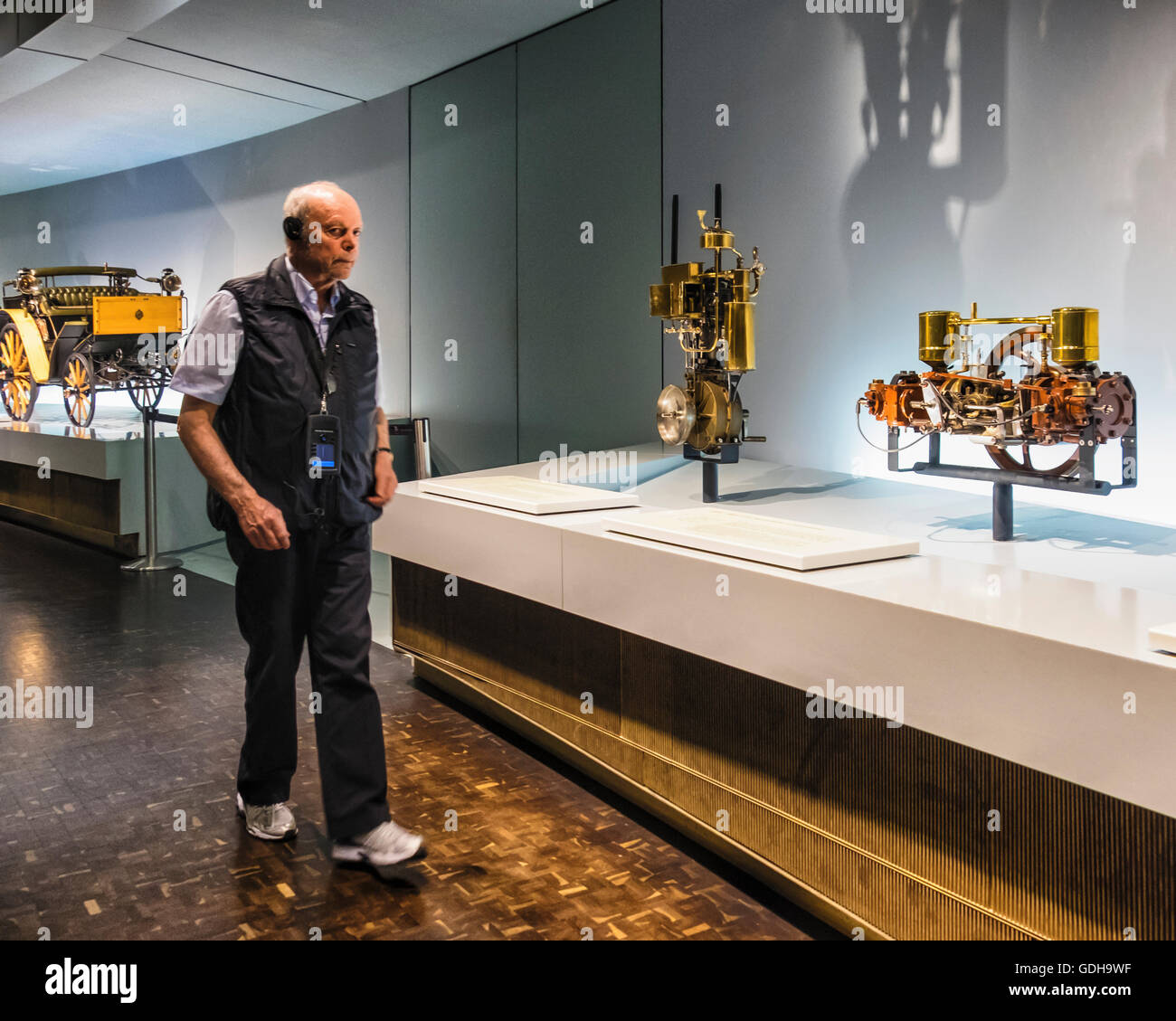Mercedes-Benz Museum innen, Stuttgart, Deutschland. Ältere Mann schaut alte Oldtimer & Motoren in Oldtimer-Anzeige Stockfoto