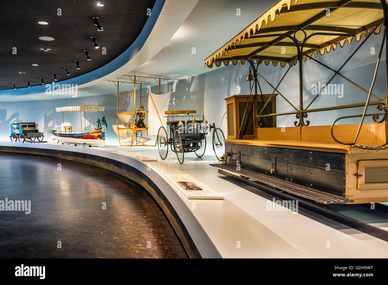 Mercedes-Benz Museum innen, Stuttgart, Deutschland. Alten Oldtimer Oldtimer-Anzeige Stockfoto