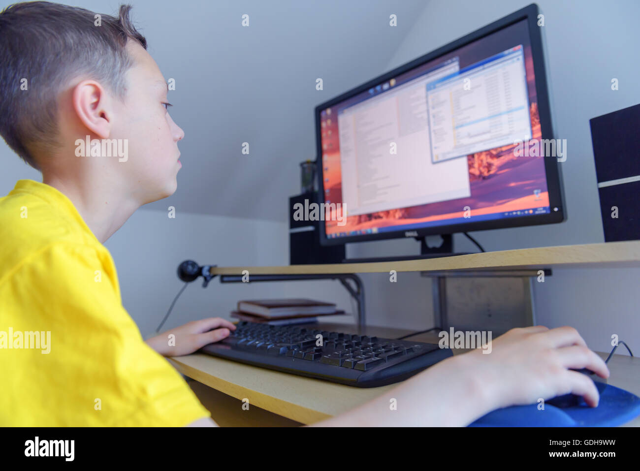 Jungen arbeiten am Computer in seinem Zimmer Stockfoto