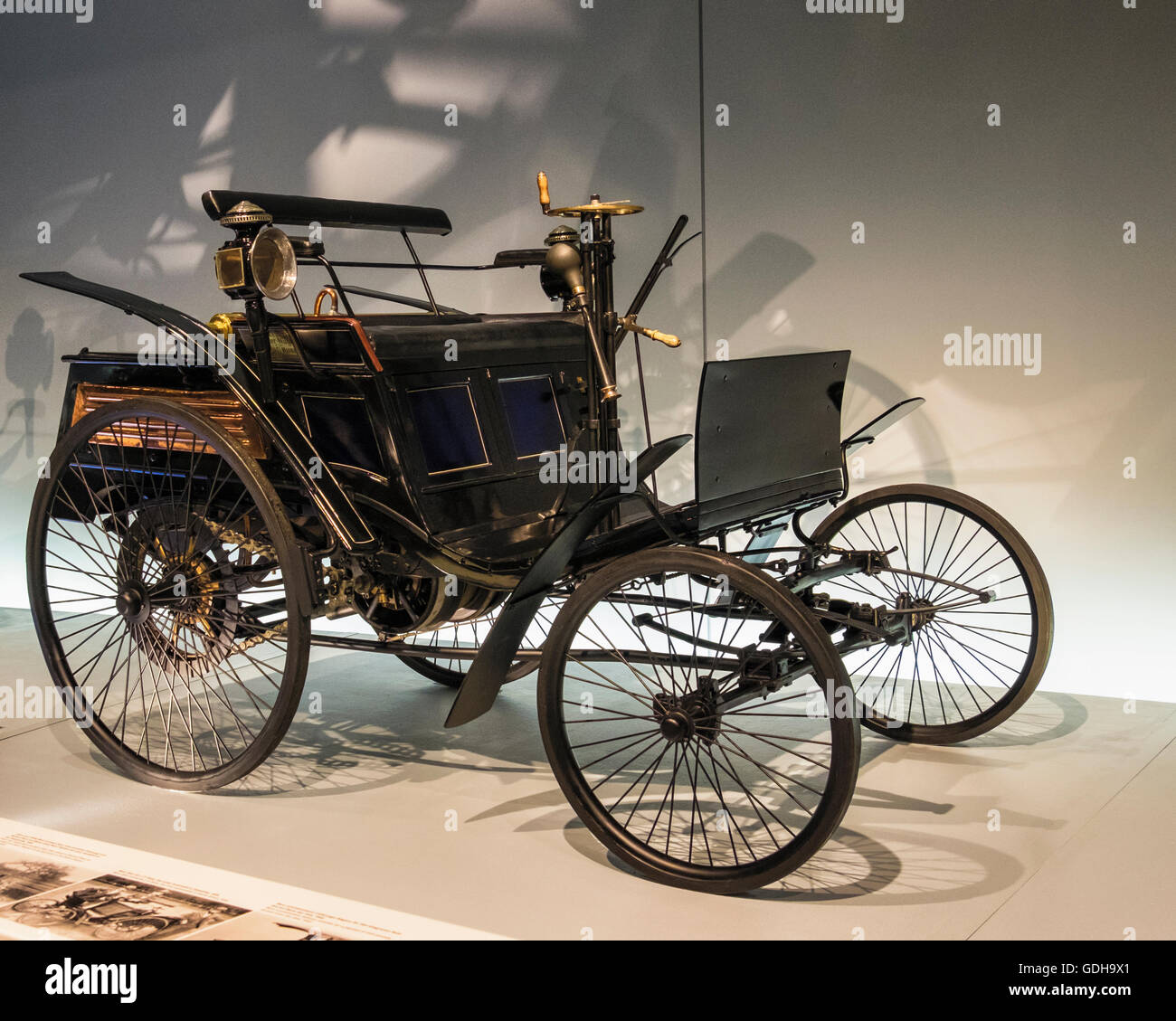 Mercedes-Benz Museum, Stuttgart, Deutschland. 1894 Benz Motor-Velociped Oldtimer Stockfoto