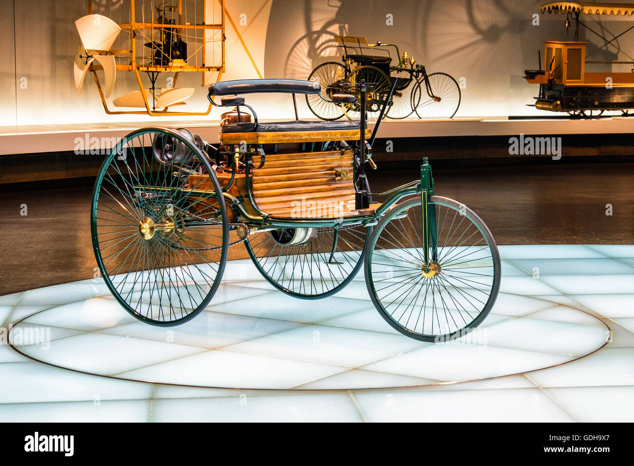 Mercedes-Benz Museum, Stuttgart, Deutschland. Benz Motor Auto Nr. 1 ist ein dreirädriges, gasbetriebene pferdelosen carriage.1886 Stockfoto