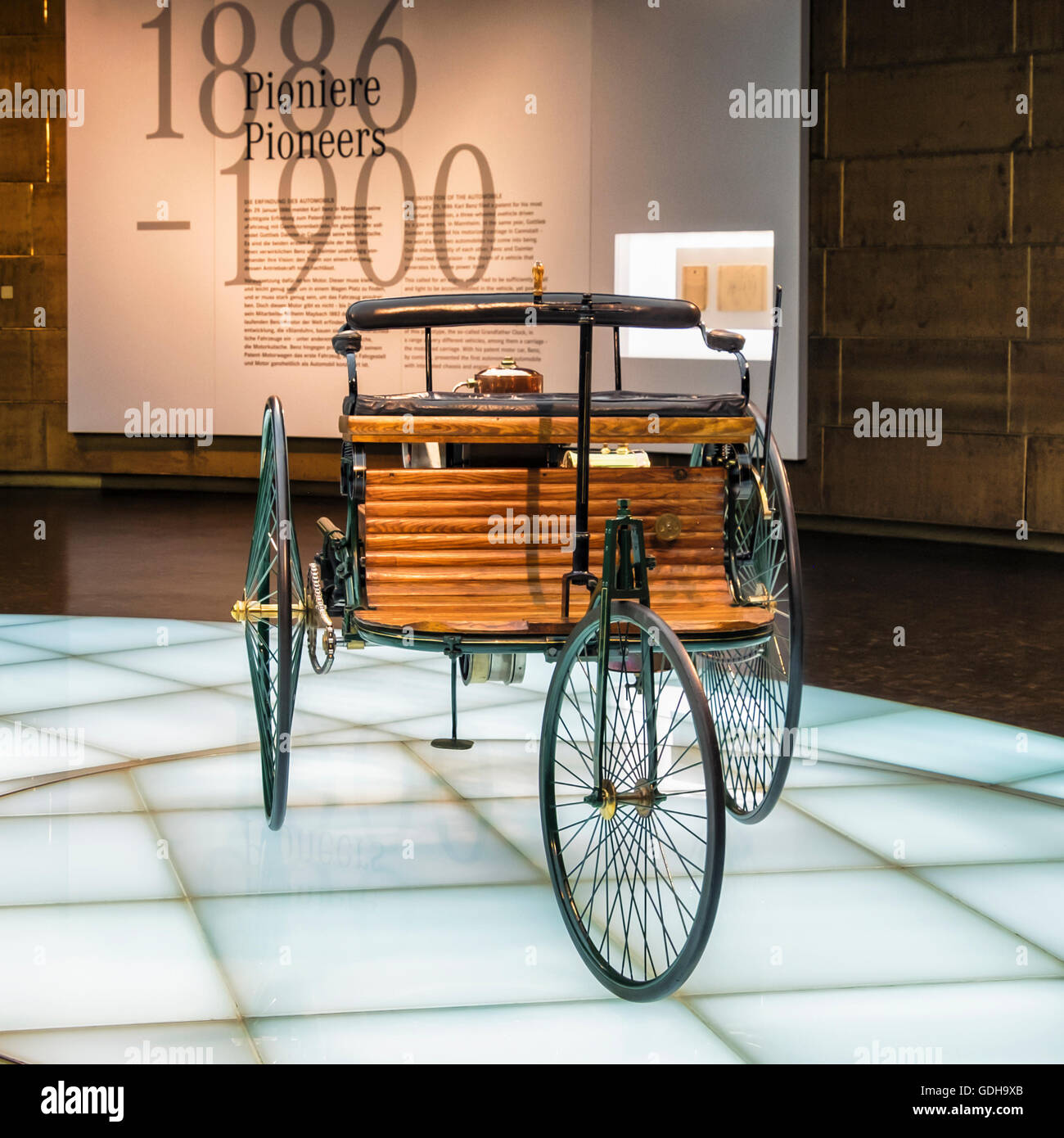Mercedes-Benz Museum, Stuttgart, Deutschland. Benz Motor Auto Nr. 1 ist ein dreirädriges, gasbetriebene pferdelosen carriage.1886 Stockfoto