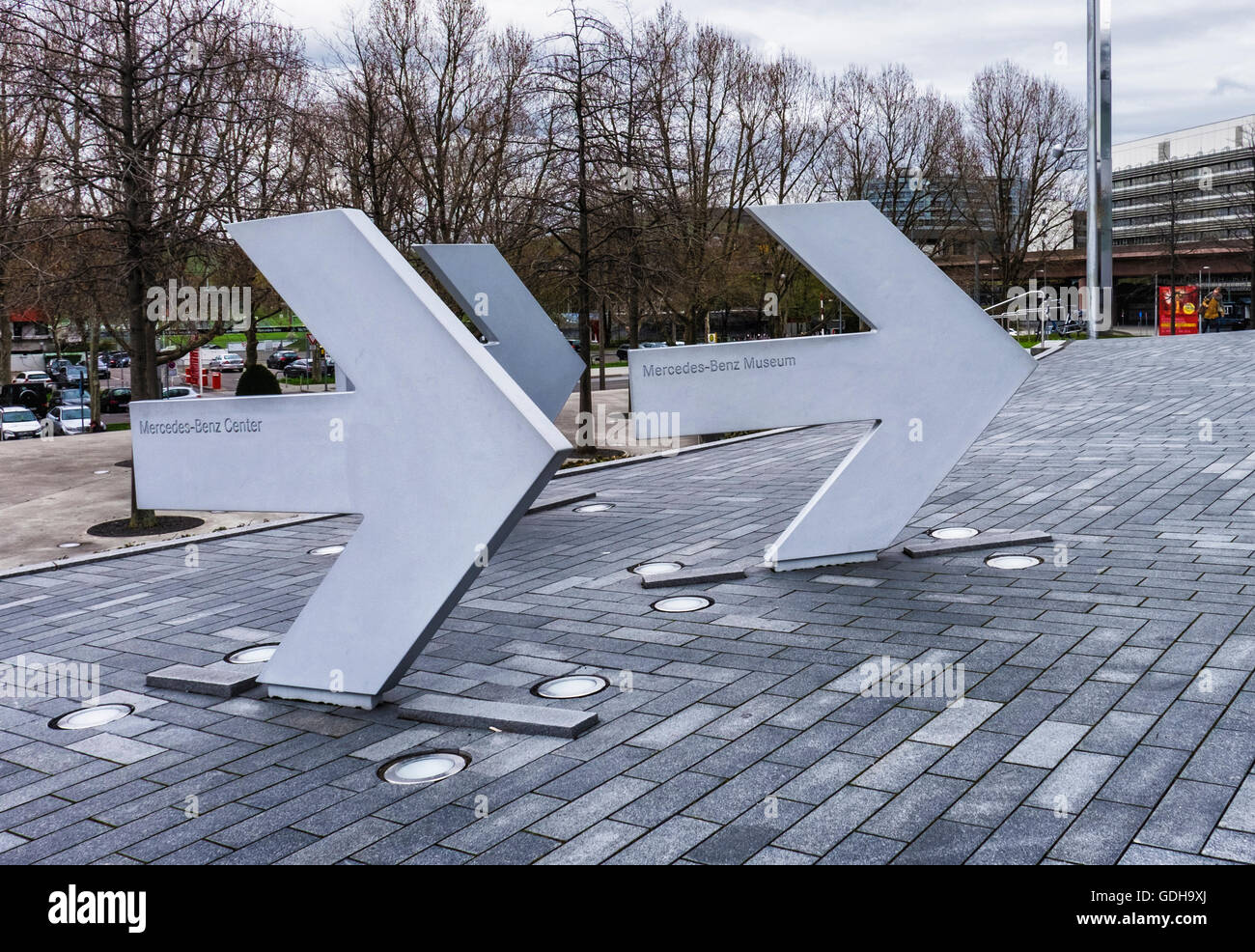 Mercedes-Benz Museum, Stuttgart, Deutschland. Pfeile zum Aufbau Eingang Stockfoto