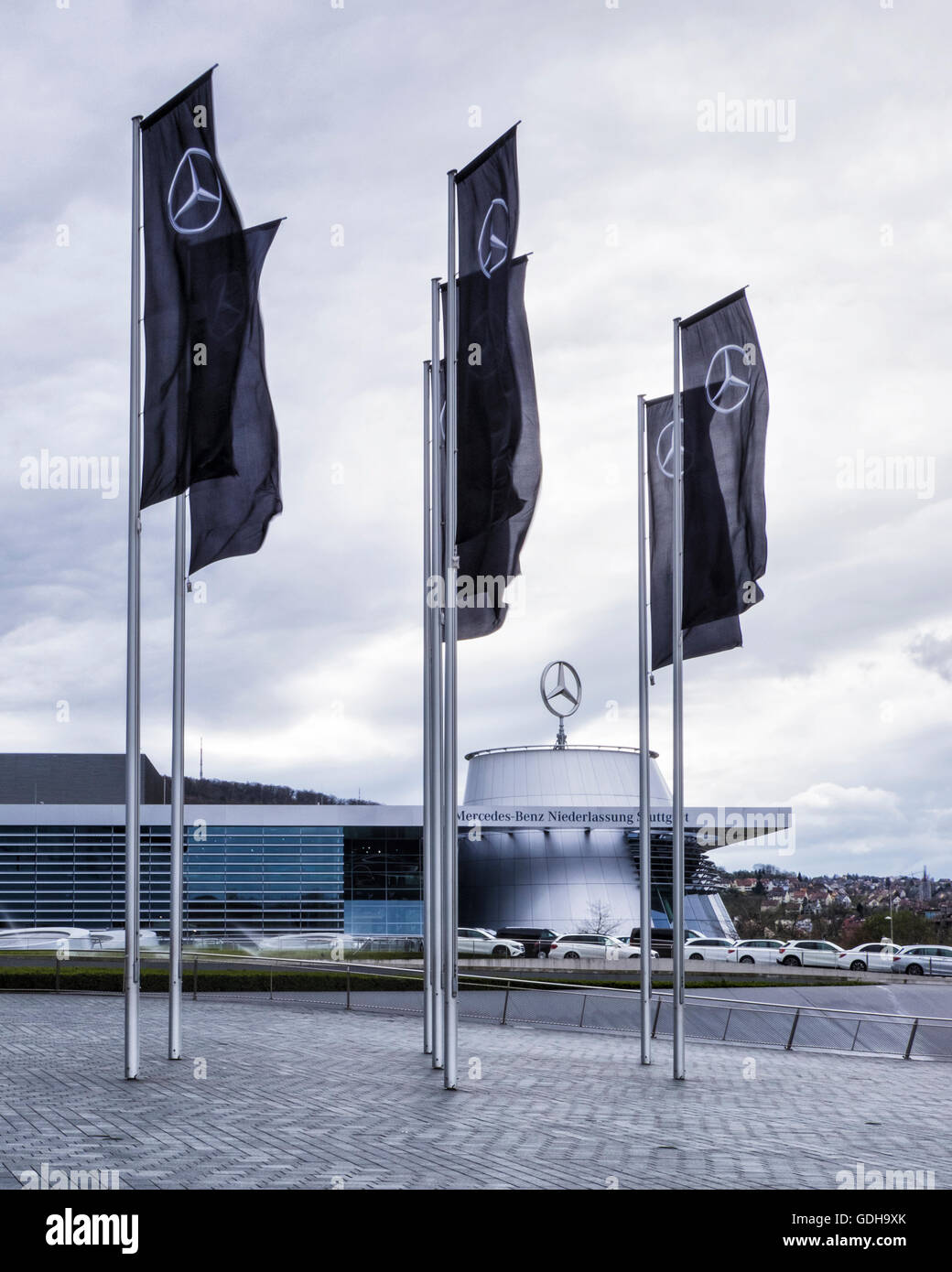 Mercedes-Benz Hauptverwaltung & Factory, Stuttgart, Deutschland. Moderne Gebäudehülle & schwarze Fahnen mit logo Stockfoto