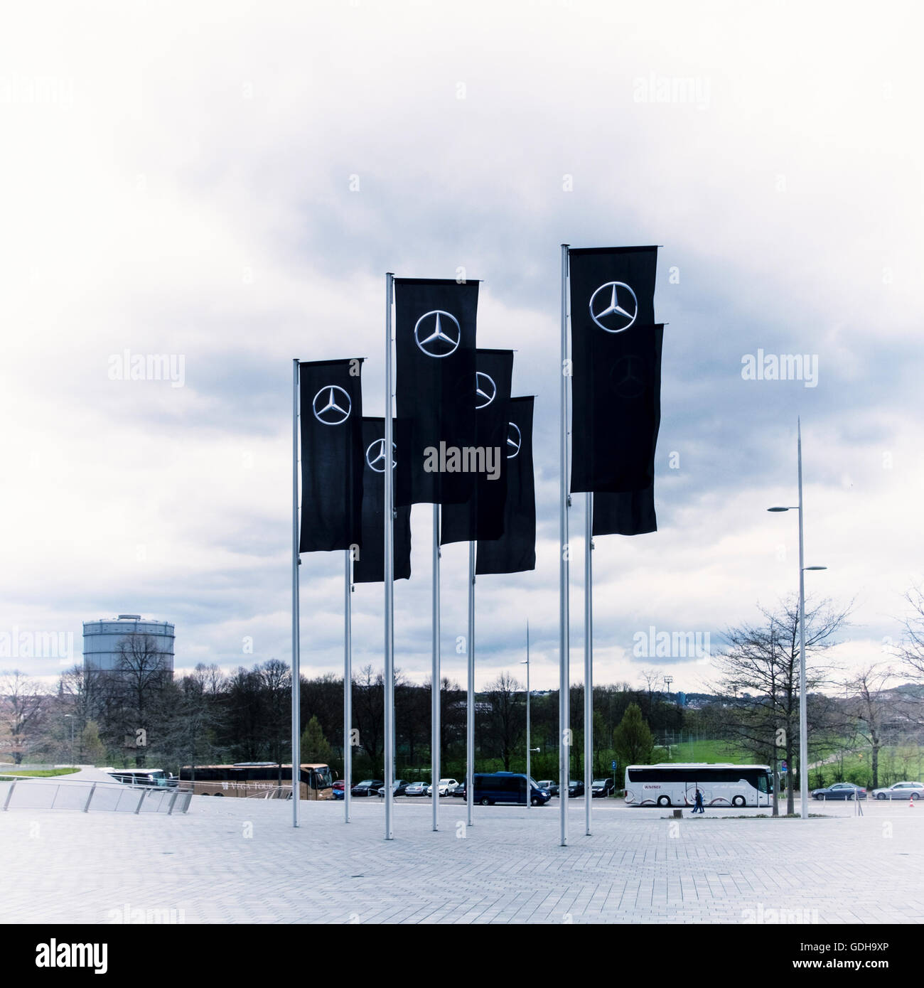 Mercedes-Benz Museum, Stuttgart, Deutschland, schwarze Fahnen mit Mercedes Log am Museumseingang Stockfoto