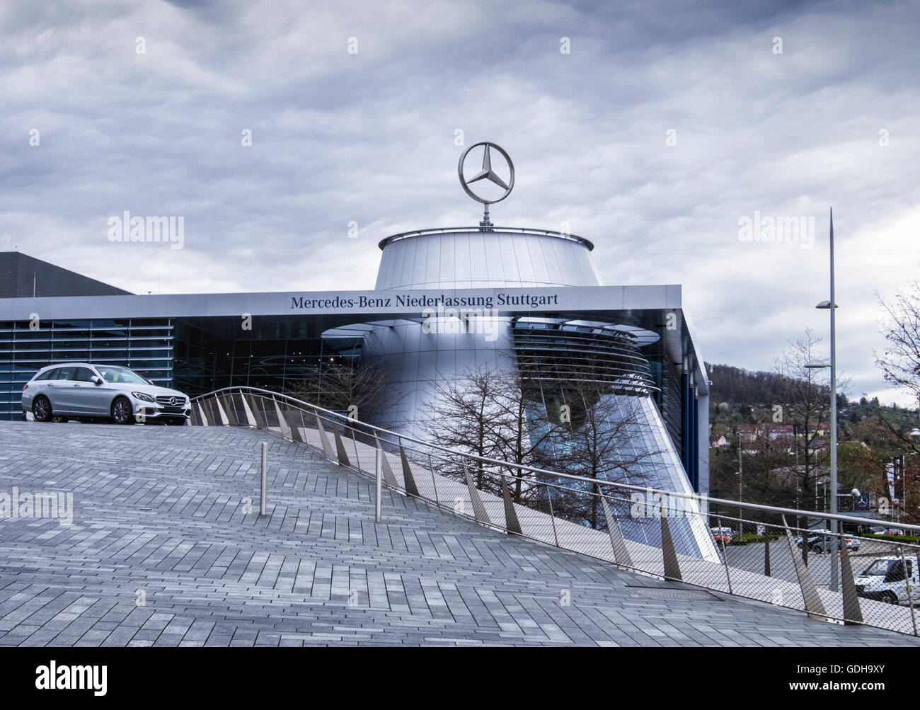 Mercedes Benz Hauptverwaltung Factory Stuttgart Deutschland Moderne Gebaudehulle Logo Stockfotografie Alamy