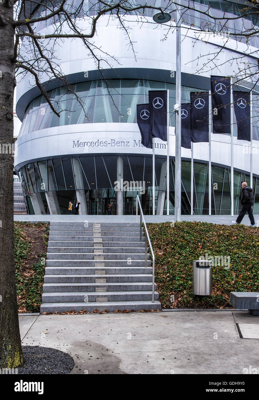 Mercedes-Benz Museum, Stuttgart, Deutschland. Moderne Aluminium-Glas-Gebäude  außen mit schwarzen Fahnen mit logos Stockfotografie - Alamy